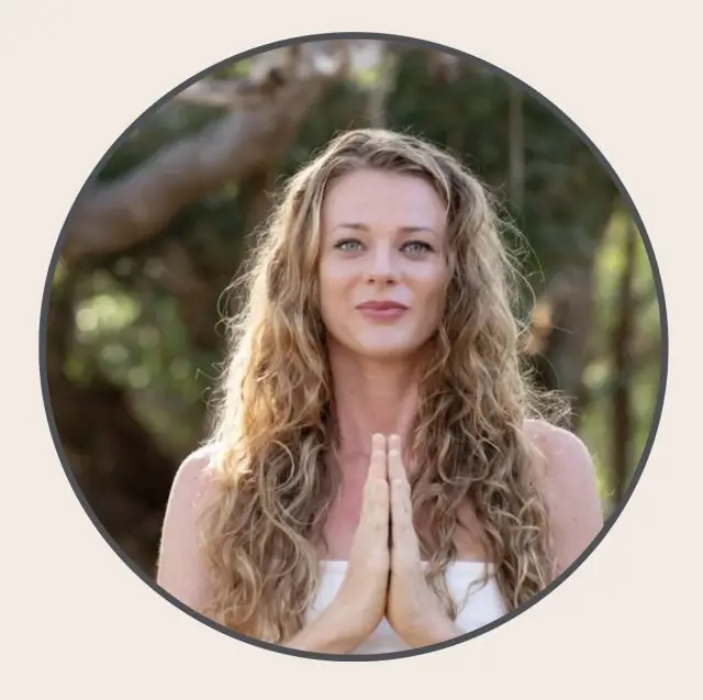Alana Bowes - Certified Online Yoga Teacher on Reshanti