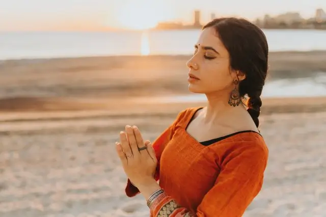 SOFIA DAGUERRE - Certified Online Yoga Teacher on Reshanti